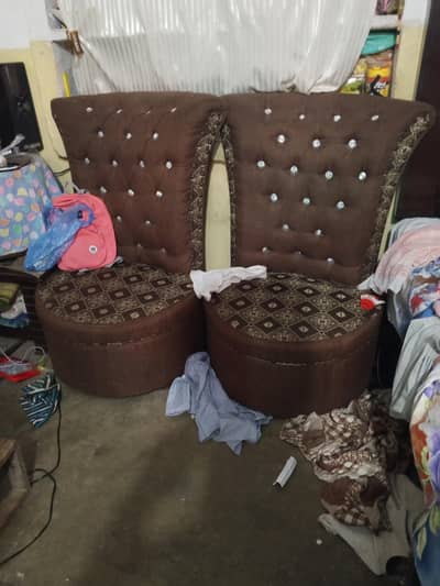 1 dewan 2 sofa. 1 table