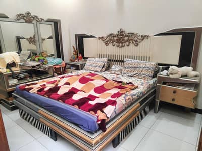 Luxury King Bed set with 2 side tabbels attached doubbel mirrors dress