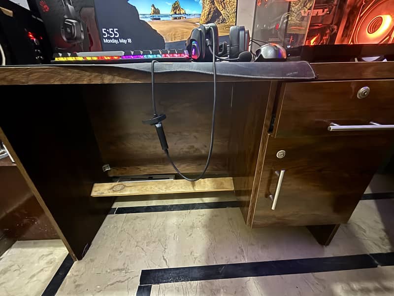 Computer table for sale 0