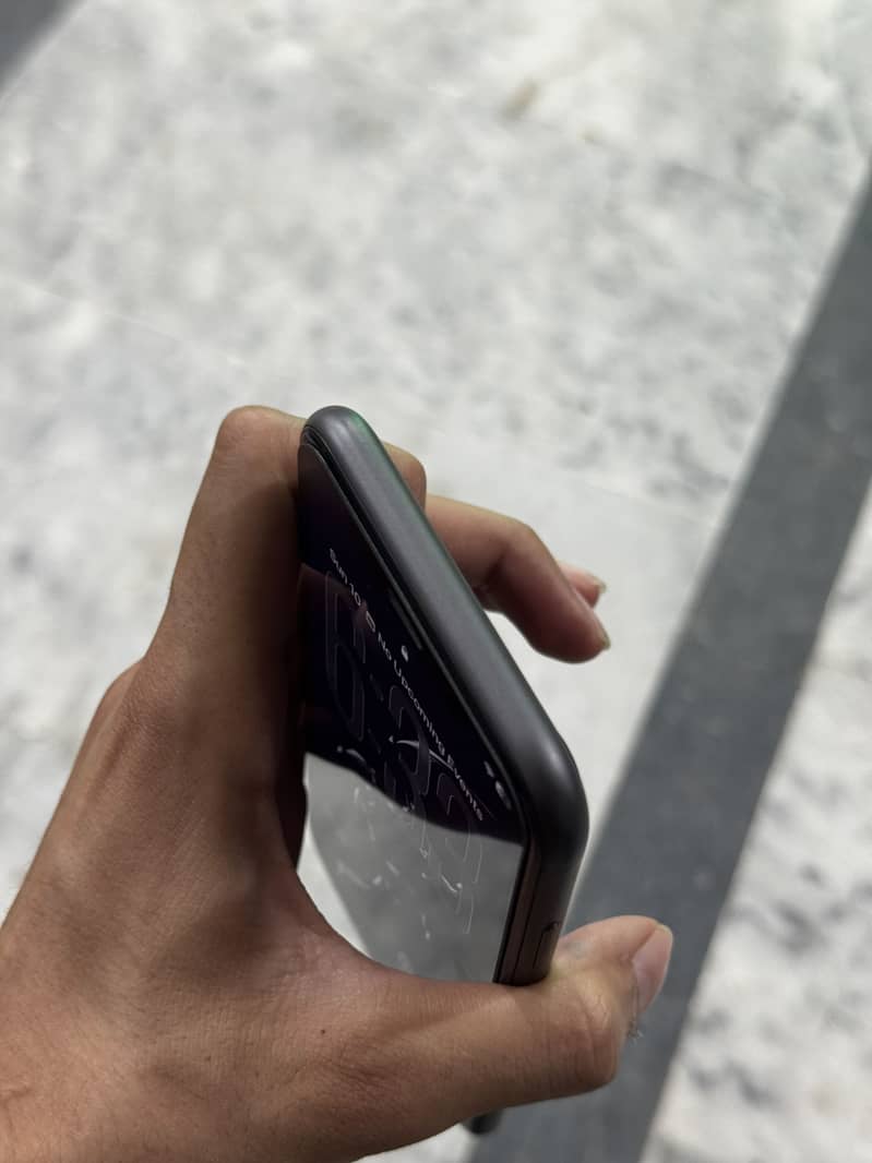 iPhone 11 4
