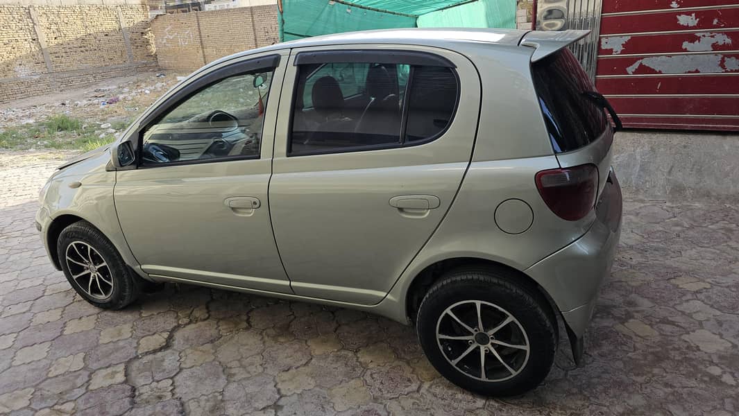 Vitz 2001 2