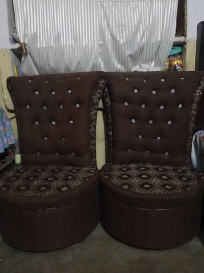 1 dewan 2 sofa. 1 table