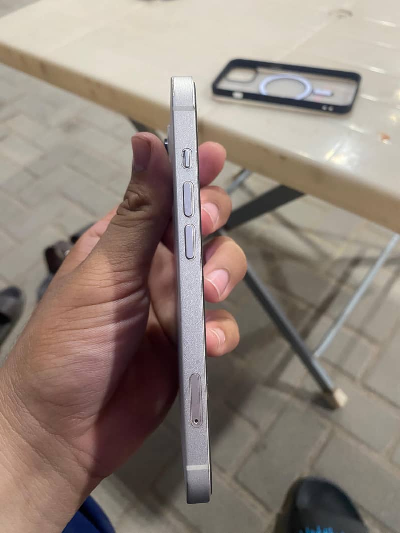 IPhone 13 4