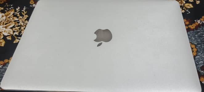 Macbook ratina 2017 model UAE import
