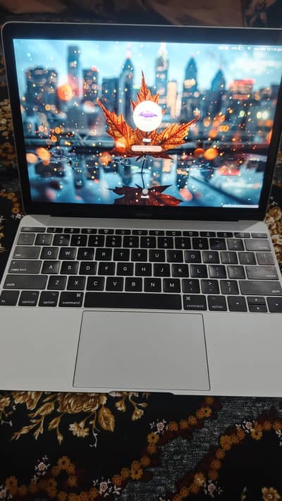 Macbook ratina 2017 model UAE import