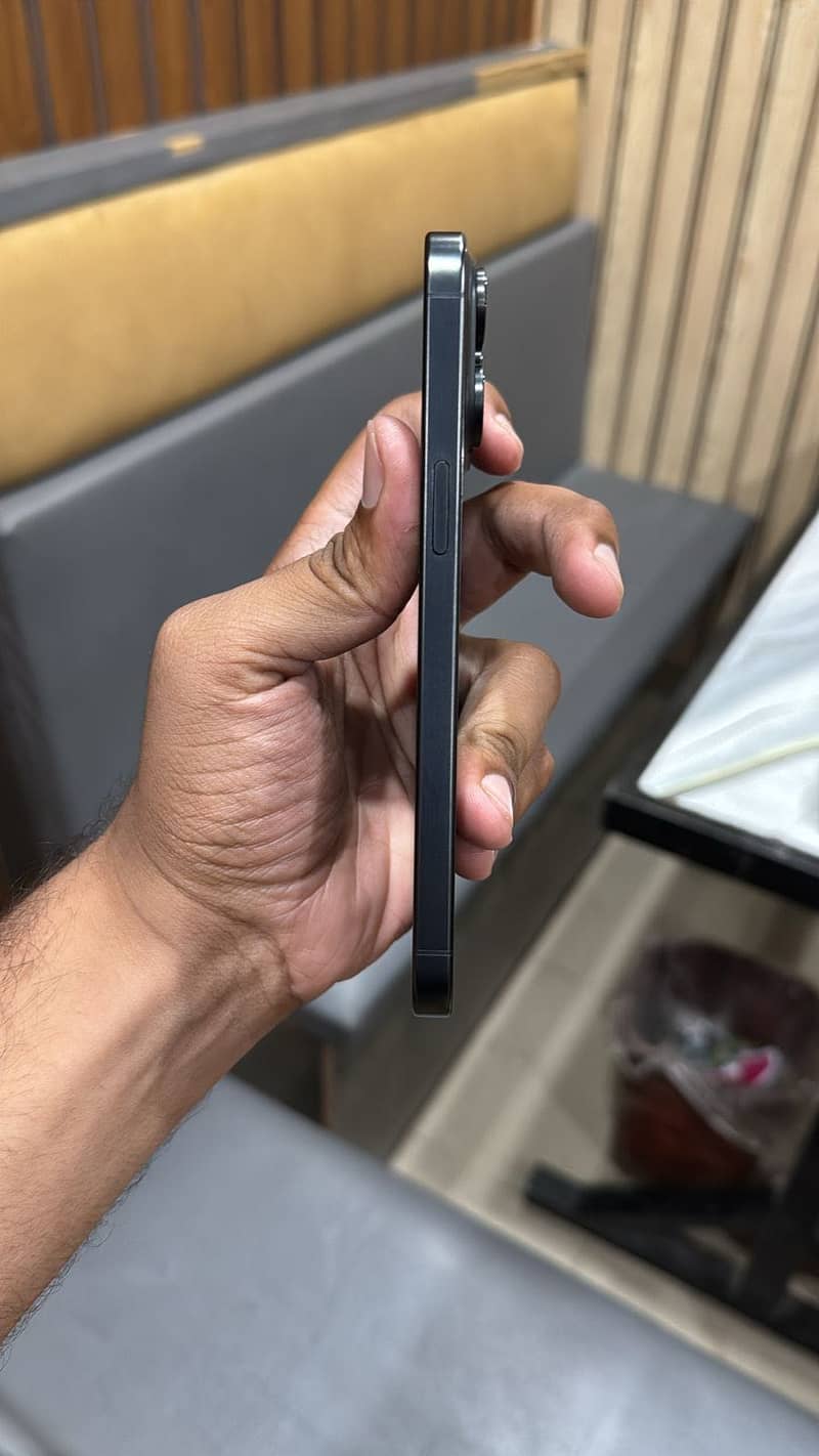 iPhone 15 Pro Max 4