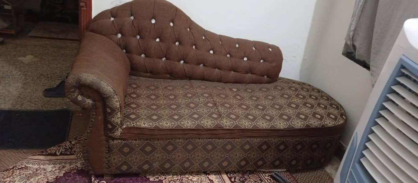 1 dewan 2 sofa 1 table 1
