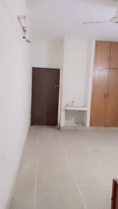Rooms for rent main commercial market (2 persons)