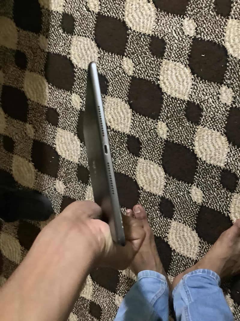 iPad 9th gen with original charger and box 4