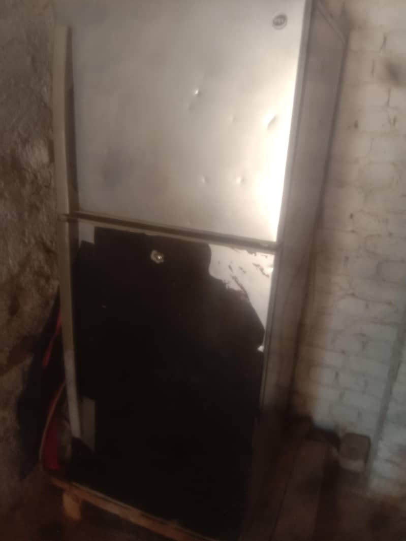 فریزر اپنی حالات میں ہیں اور زنگ منگ نہیں ہے 1