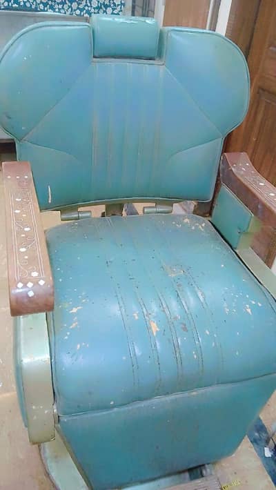SALOON CHAIR