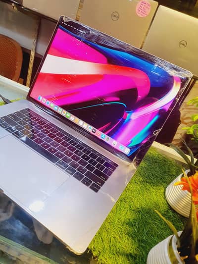 Macbook pro A 1707  :16 gb: 1 Tb : 15 inch