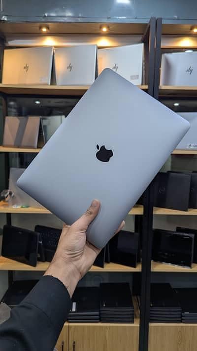 Macbook pro 2018  : 16 gb : 1 Tb : i7
