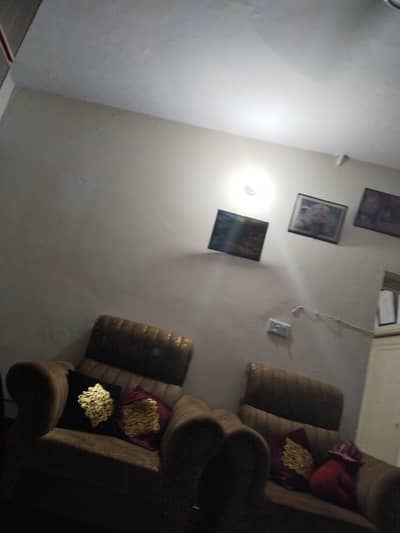 G9/4 hostel room seats
