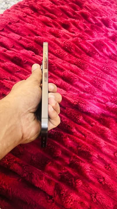 Iphone 13 pro max 256 GB in ver good condition water resistant