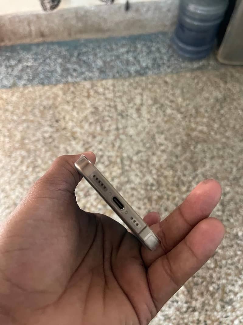 iPhone 16 pro 4