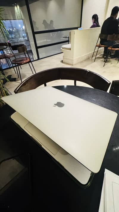 Macbook Pro 13 inch 2019 i5 16/256Gb Only 260 cycle.