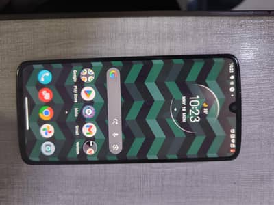 Motorola Moto Z4, 4/128GB.   Outclass camera