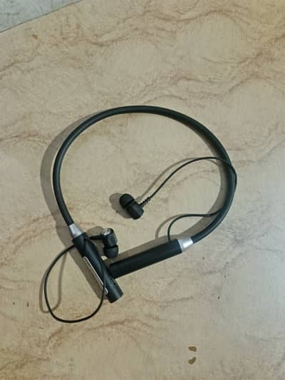 Lot k earbuds munasib qeemat mai