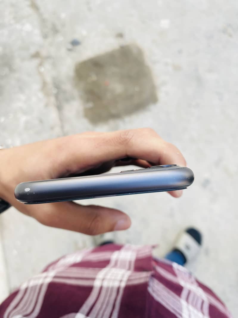 iPhone 11 4