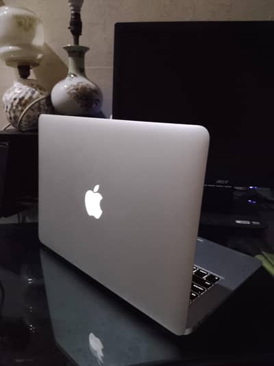 MacBook Air 13 inch 2017 core i5 8GB * 128GB