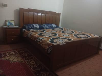 good condition bed  with side table 03015356887