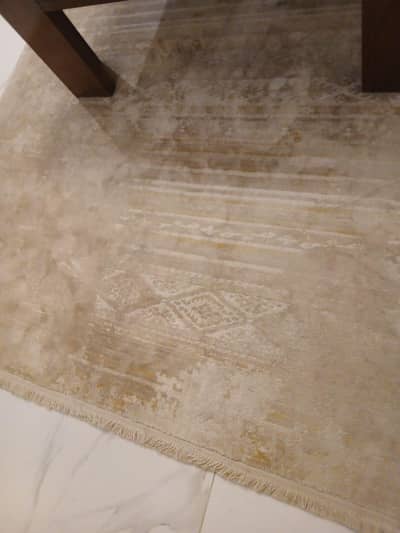7 by 5 feet size rug for sell in very good condion