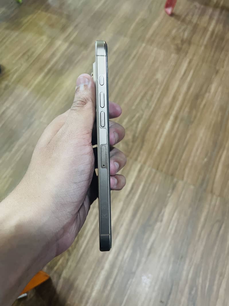 Iphone 16 pro Max 4