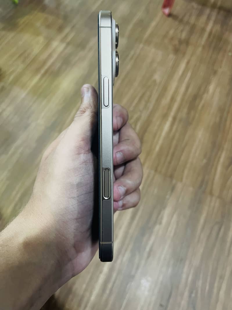 Iphone 16 pro Max 5