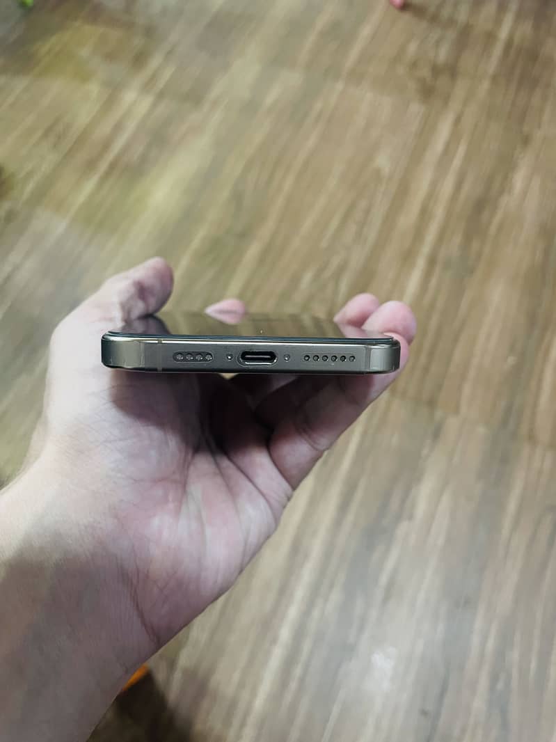 Iphone 16 pro Max 6
