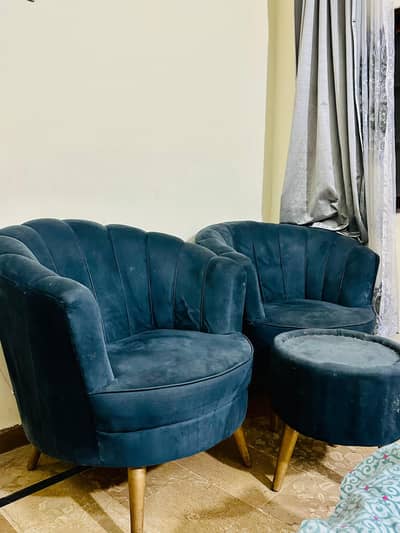 2 sofa chairs with table