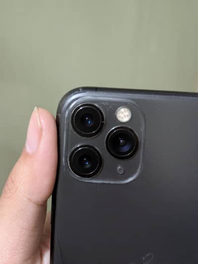 Iphone 11 pro Factory Unlock 82 BH back crack