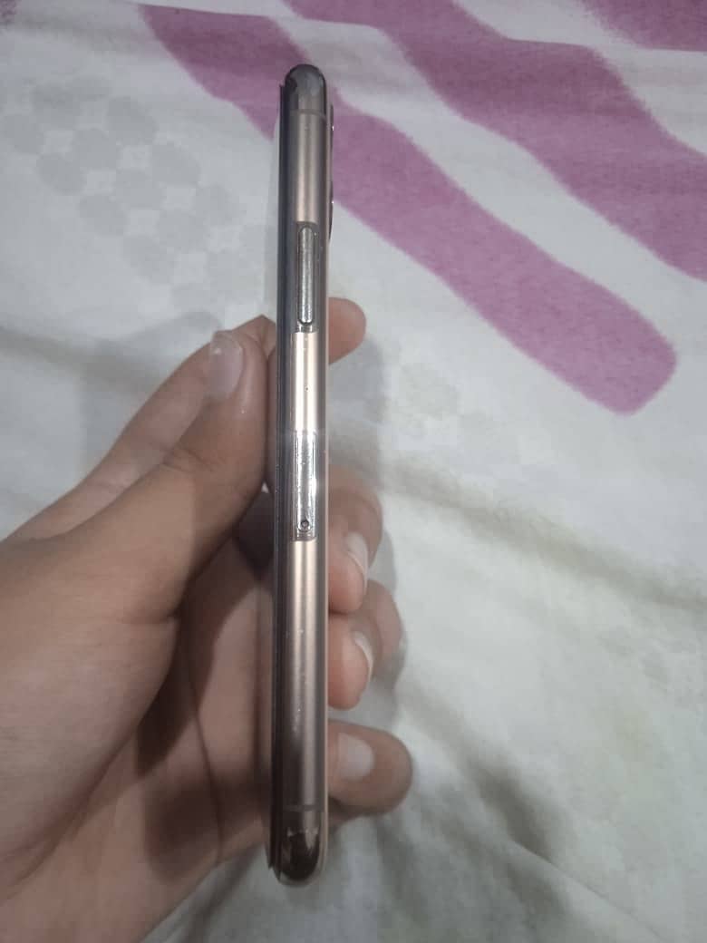 iPhone 11 Pro 4