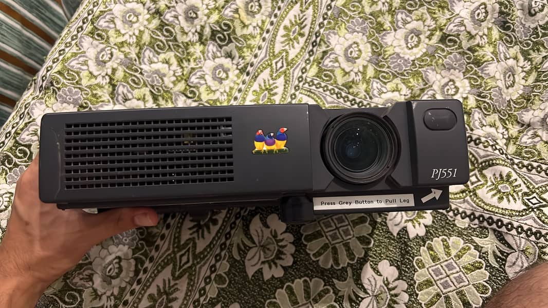 Viewsonic pj551 projector + big auto pull-down projector screen 0