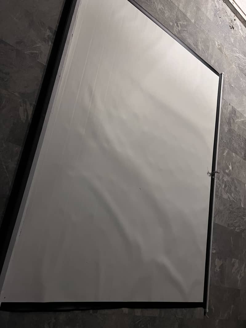 Viewsonic pj551 projector + big auto pull-down projector screen 1