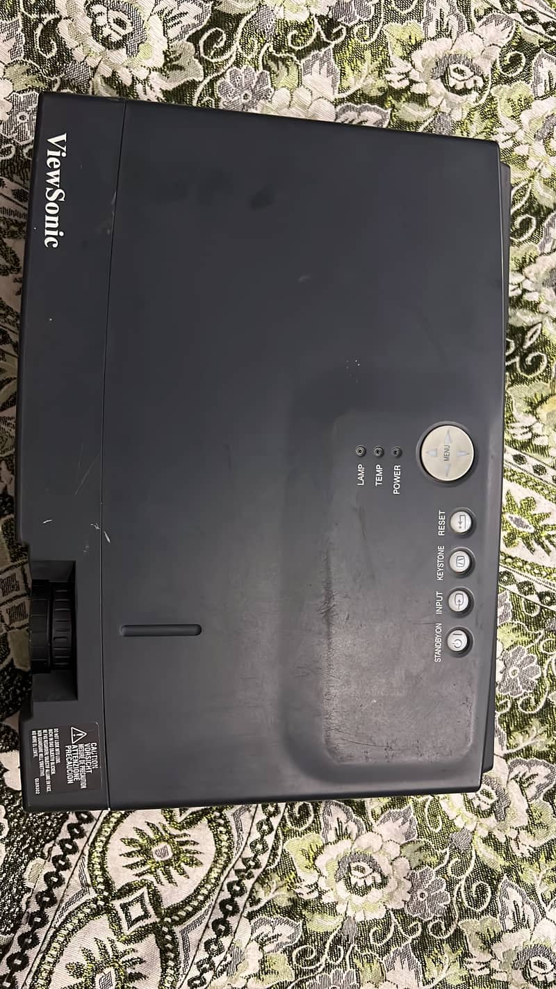 Viewsonic pj551 projector + big auto pull-down projector screen 2