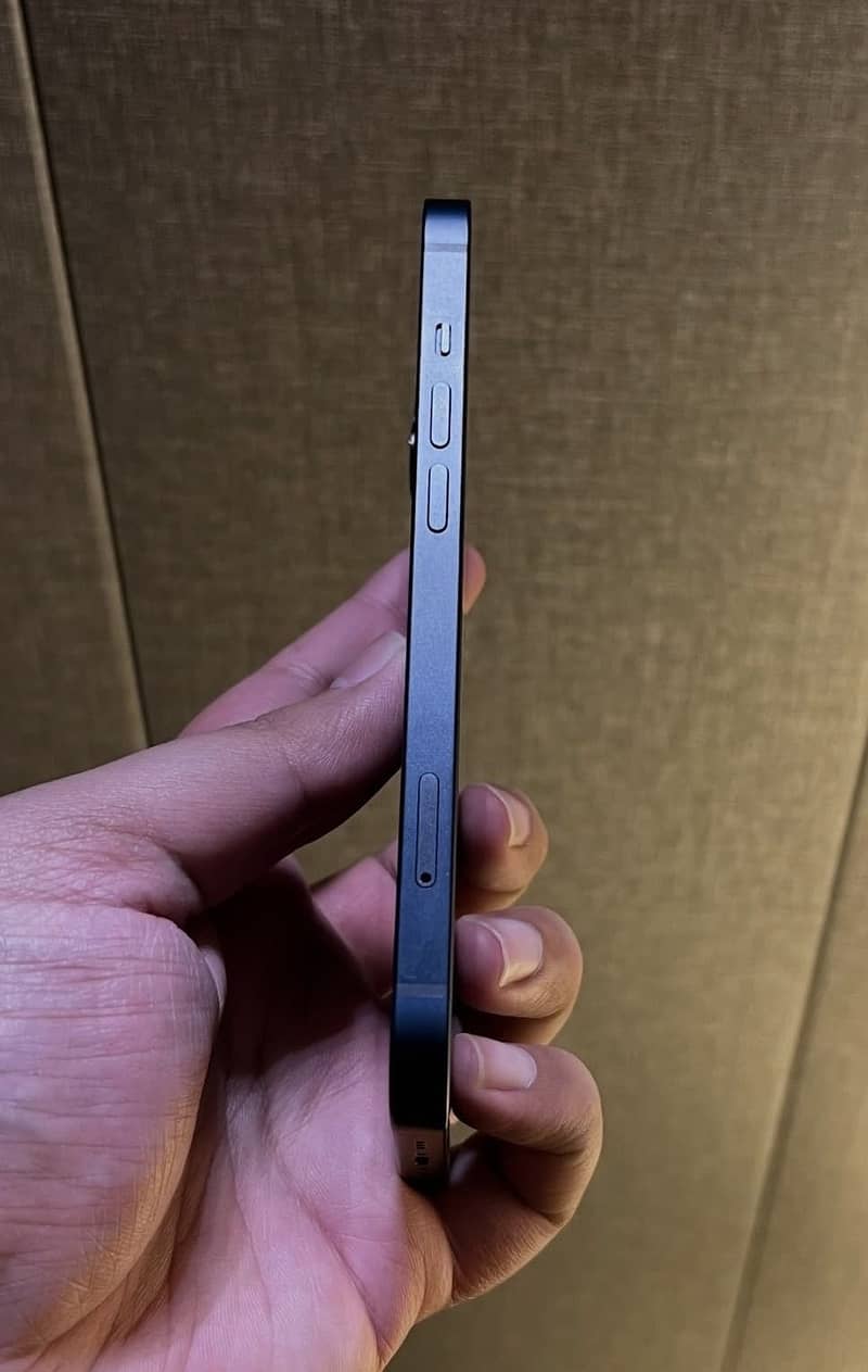 IPHONE 13 (SIM LOCKED) 2