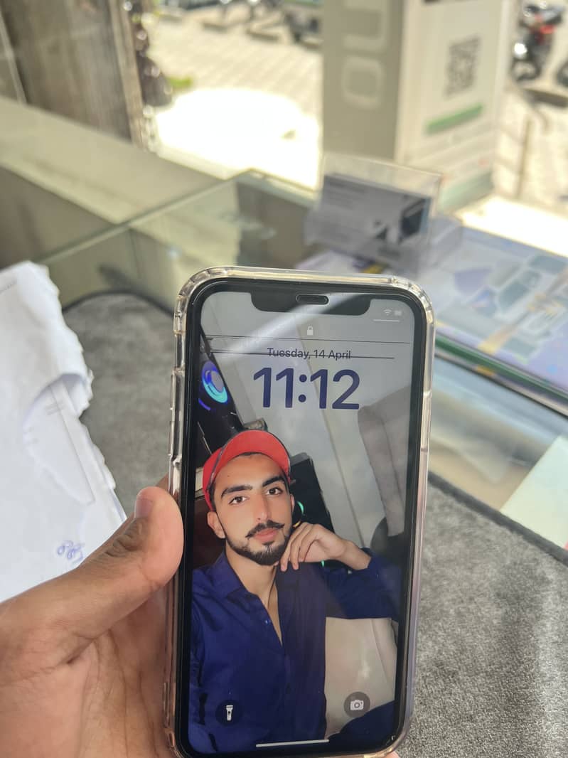 IPHONE 11 5