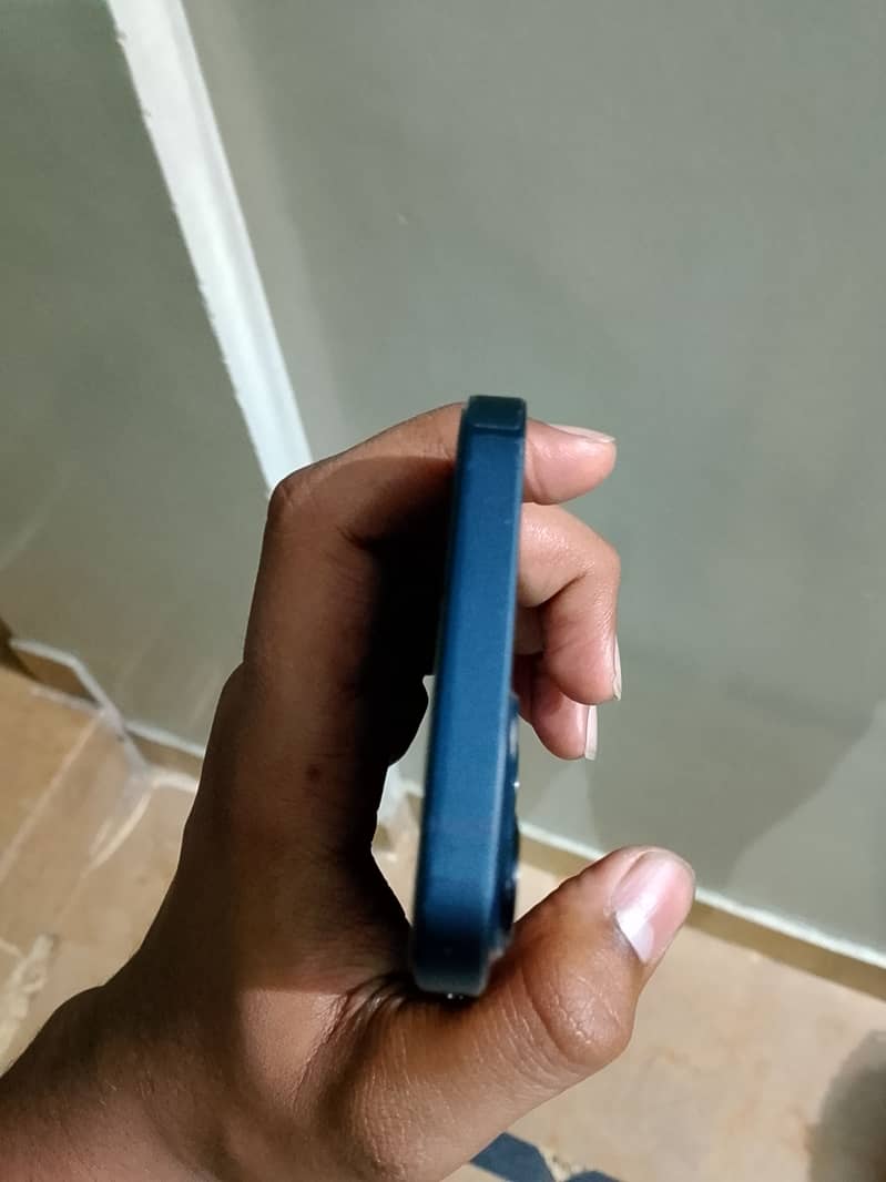 iPhone 13 4