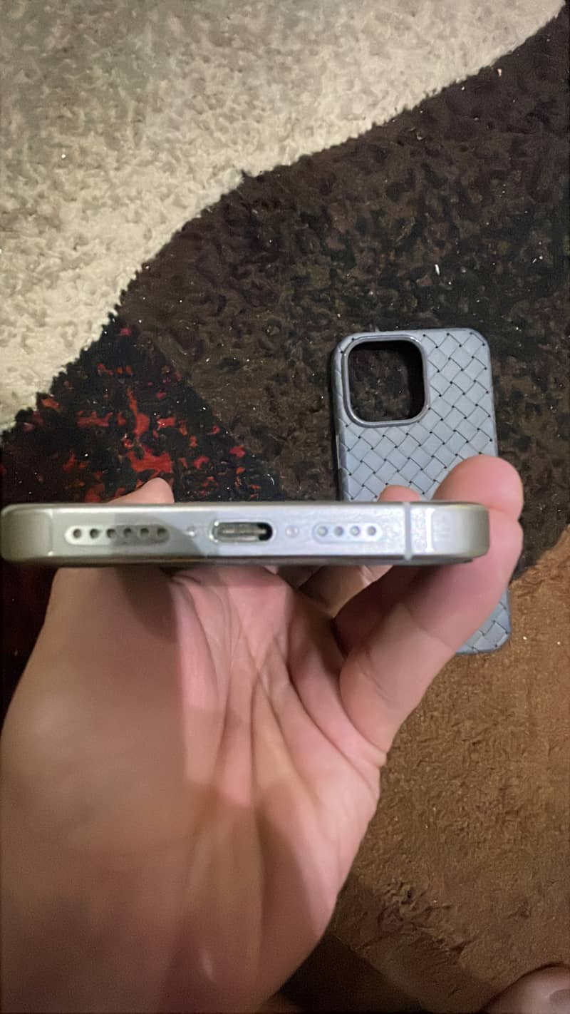 Apple iPhone 16 Pro Max 4