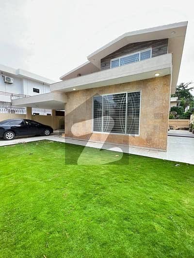 F 10 fully renovated house 5 car parkings new washroom new work kitchn all factiles available lawn vip
