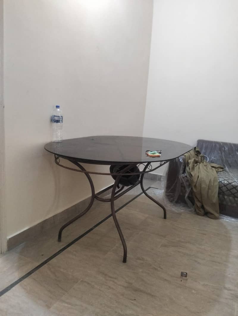 Dinning table good condition 0