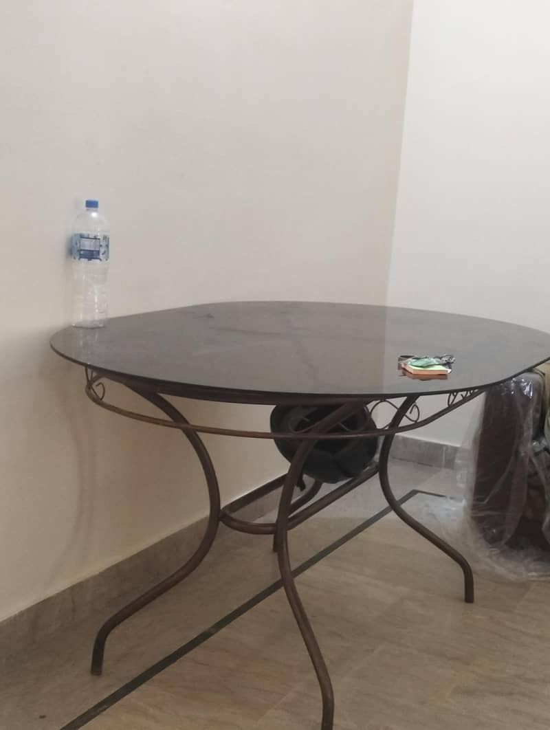 Dinning table good condition 1