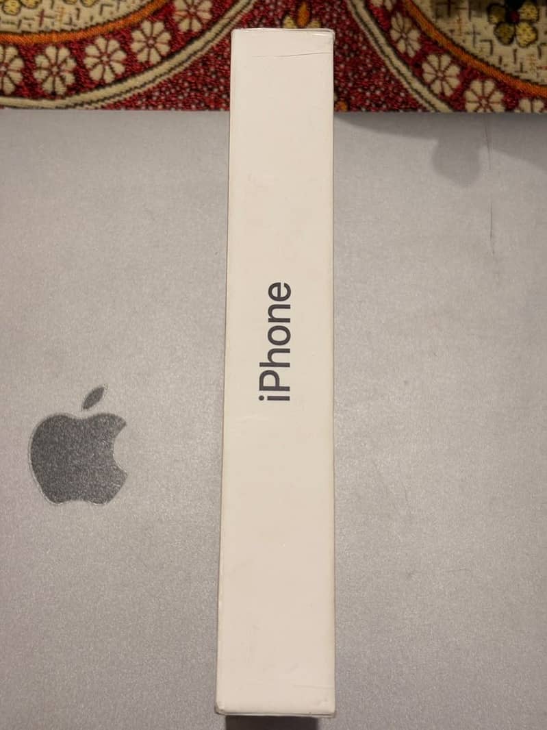Apple iPhone 16 12