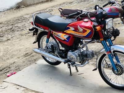 Honda bike 2025 model 10/10 condition on 6693 km run