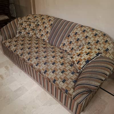 5 Seater sofa set with table. Good condition