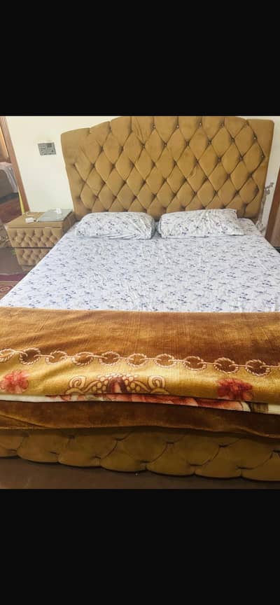 Queen size bed with 2 side table and dressing table