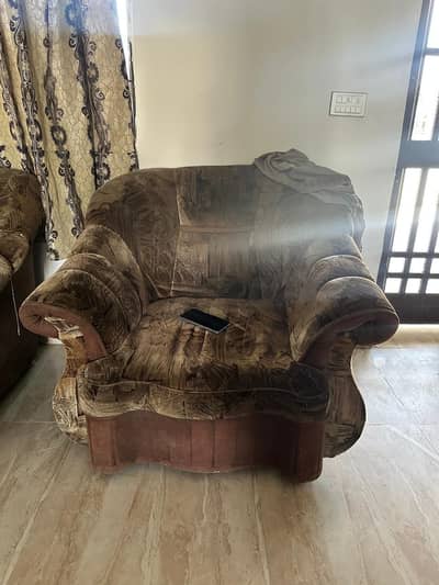 I am selling 5 seater dofa set body condition good kikar frame