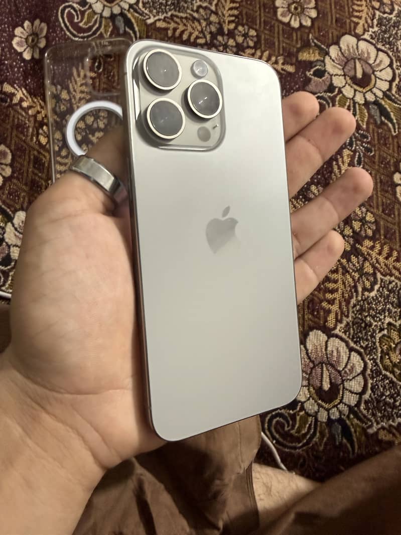 iPhone 15 pro max 4