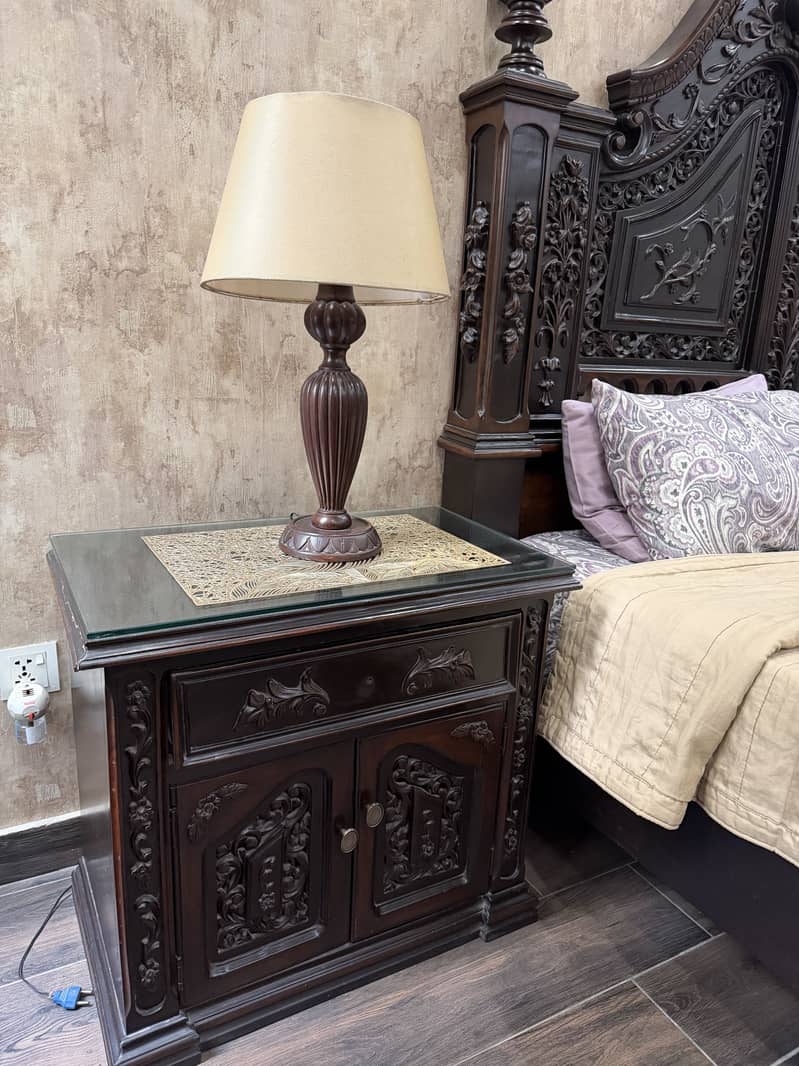 Bed and dressing table set 3